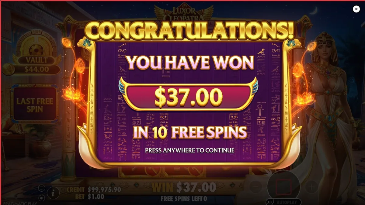 Pemandangan visual slot Luxor of Cleopatra dengan simbol emas dan latar istana Mesir